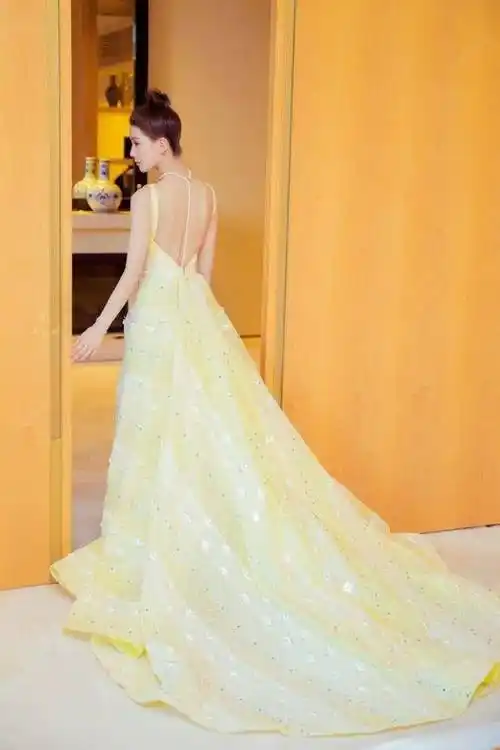 盘点10位当红女明星穿露背礼服你认为谁最美最喜欢谁呢