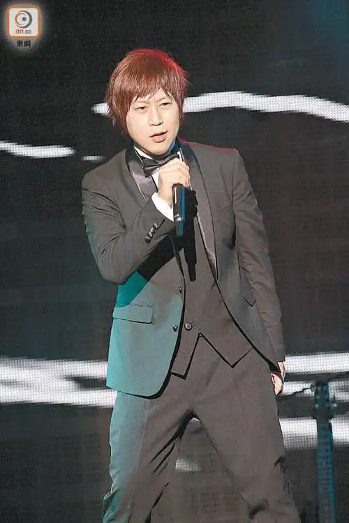 阿信穿着西装显