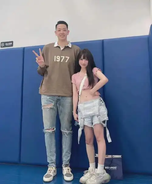 沈梓捷恭贺易建联提新车赵继伟调侃沈梓捷拉菲梗中国男篮出征