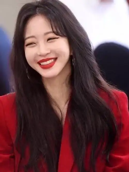 韩艺瑟,怎么肿成这样了?