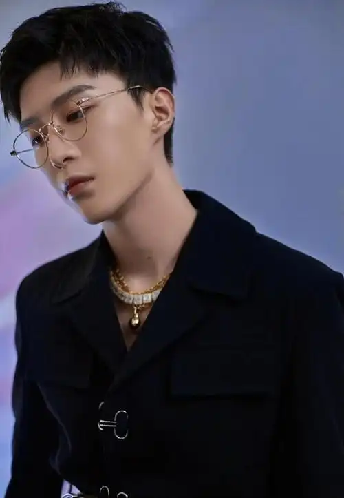 范丞丞眼镜造型汇总斯文绅士或霸气超a演绎不同的帅气男友风