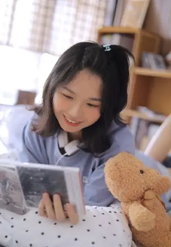 嘟嘟嘴女孩俏皮性感美女写真图片