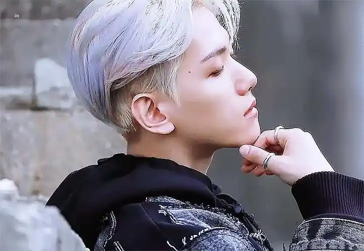 unbelievable2020了竟然还能看到白发边伯贤