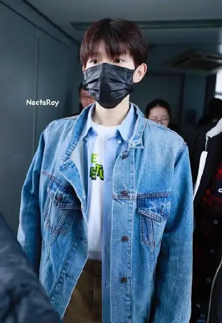 王源什么时候染的发?机场"撩头杀"攻气十足,栗色头发太撩人!