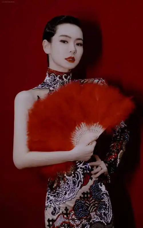 戚薇穿的这件旗袍第一眼看过去首先惊叹的就是戚薇的好