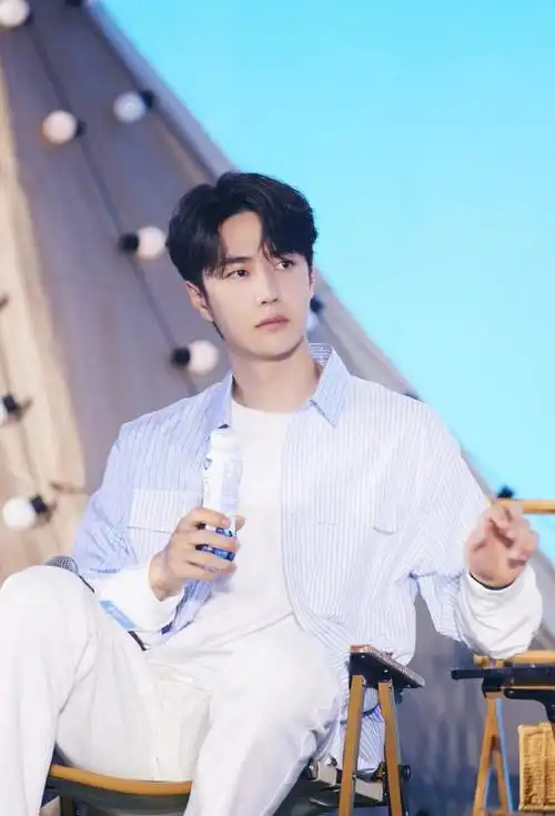 王一博夏日穿搭温柔清新 嘴角一抹浅笑衬无暇少年感