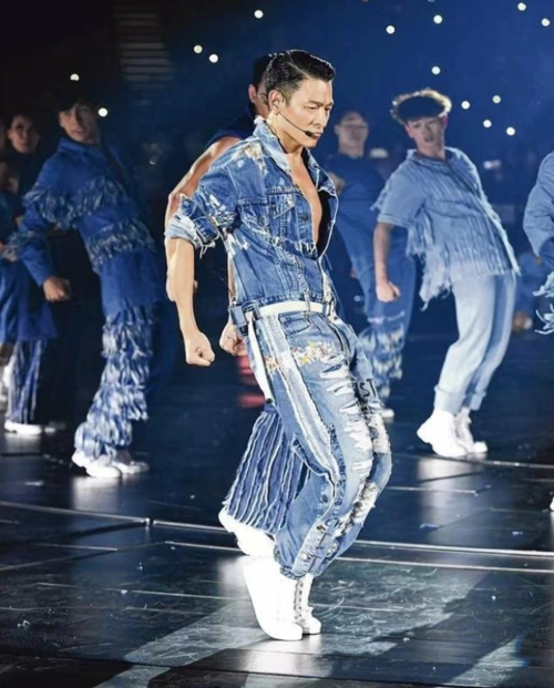 贾玲打卡偶像线上演唱会曾在春晚后台追星成功刘德华给她鼓励