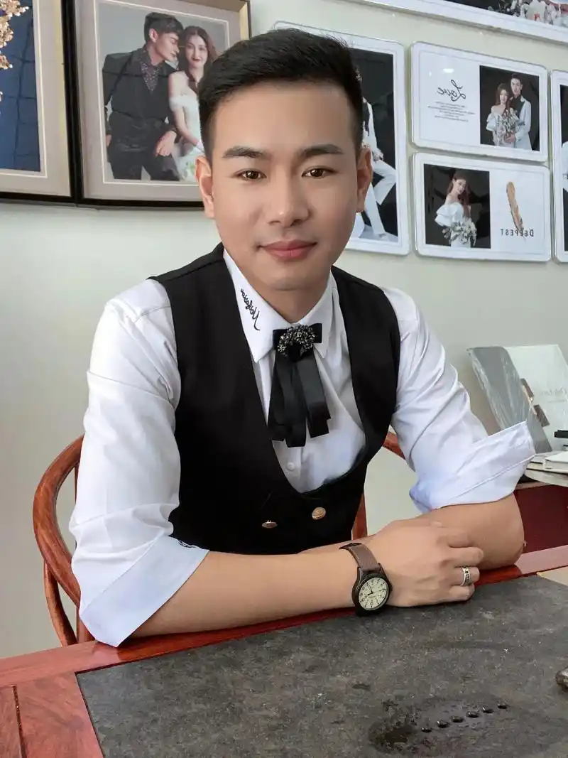 照片仅你一人可见#主持人李泉  - 抖音