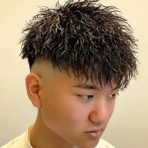 年轻男生的最爱发型,周边铲短头顶小波纹烫发,想不帅都难