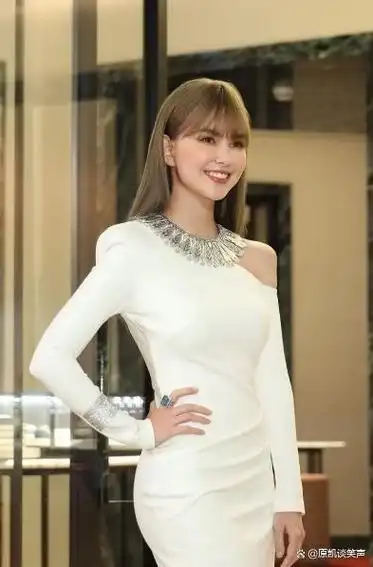 近日,台湾女演员昆凌惊艳亮相某品牌线下活动.