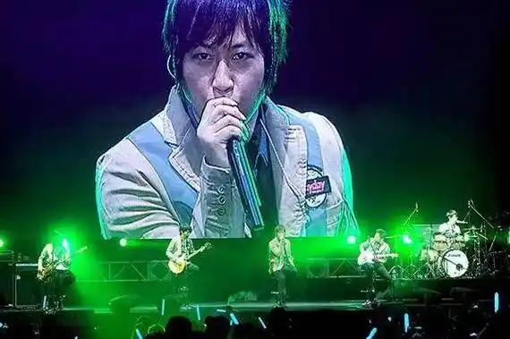 五月天主唱阿信在鸟巢演唱会中回应假唱风波,展现坚定与感恩