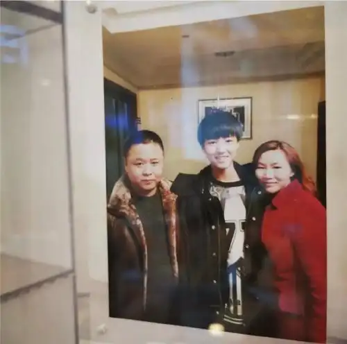 王俊凯父母奶茶店开张引粉丝围观争当暑期工