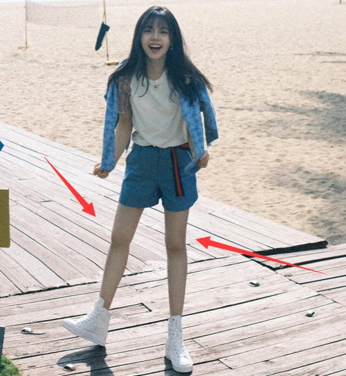 虽然赵今麦身高在演艺圈不占优势,但她颜值足够好看,体型也瘦到了女