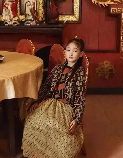 原创软萌可爱的奥莉长大了8岁穿红酒袜气场超足酷得不像话