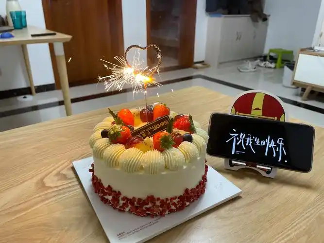 我想回过生日蛋糕生日蛋糕桌上摆过生日的生日蛋糕在自己房间