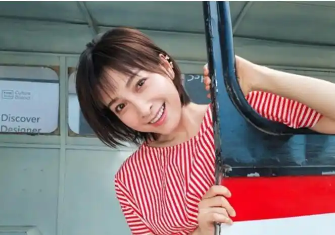 前面的刘海是轻薄式的齐刘海,还带有几分碎发式的,这样的短直发发型和