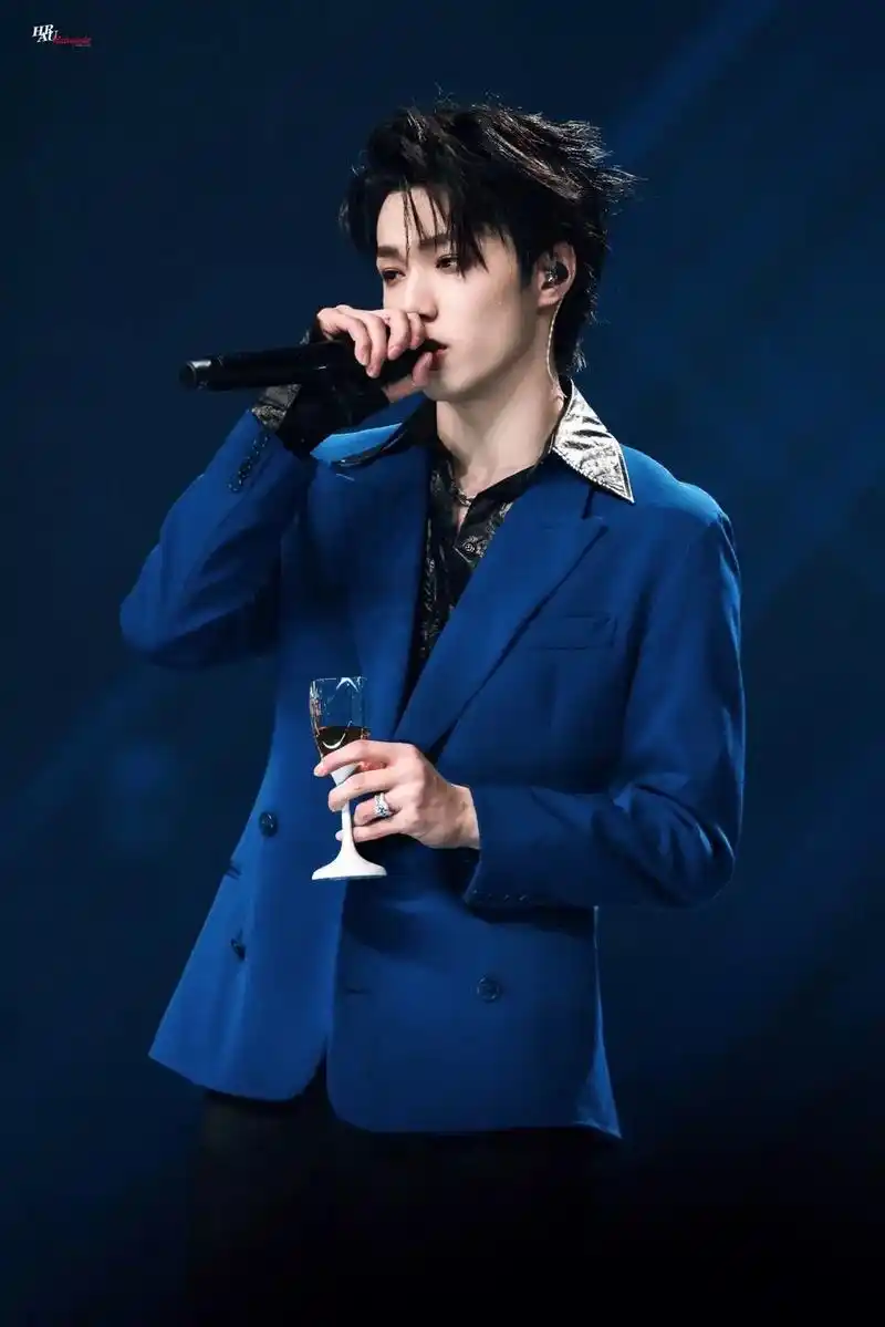 蓝西装.#刘耀文 #时代少年团澳门演唱会 帅到没话说 - 抖音