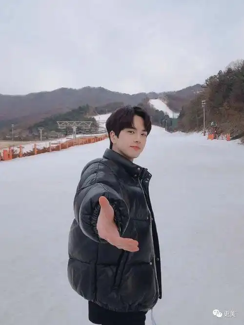 姐姐看起来很喜欢雪呢,让这位小哥帮你收集好雪雪吧~雪中和这样的一位