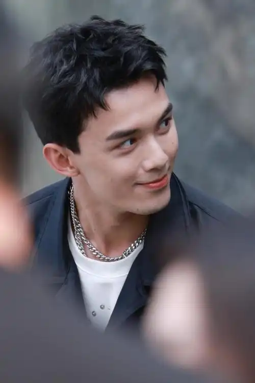 看吴磊穿上无袖马甲,清爽帅气,你的心情也跟着变好了吧!