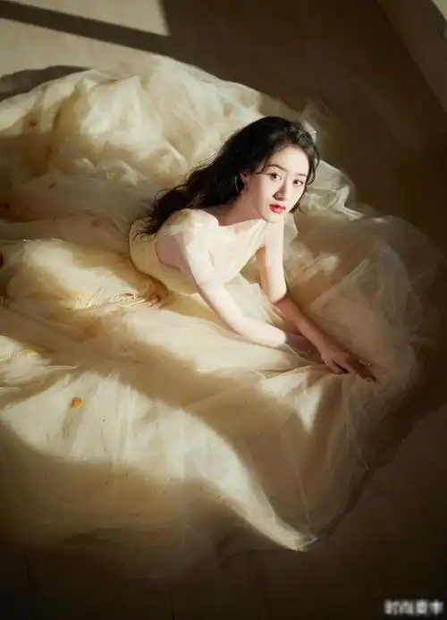 袁冰妍将亮相芒果台元宵晚会卡其色轻纱裙秀知性美舞台藏机关