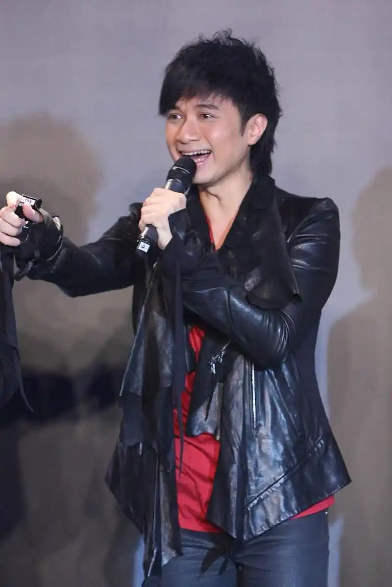 古巨基苏有朋合唱情深深雨濛濛,南北方冬天的差异触动人心 古巨基和