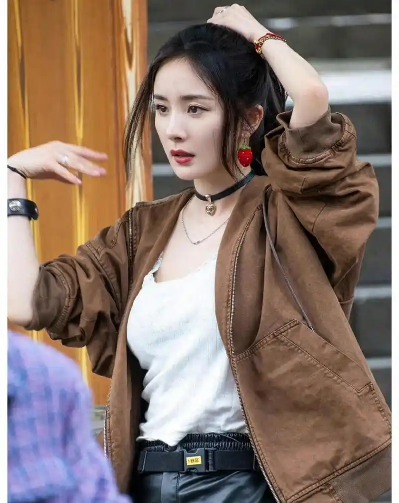 杨幂街拍引领新潮流,大外套 短裤马丁靴成时尚密码!