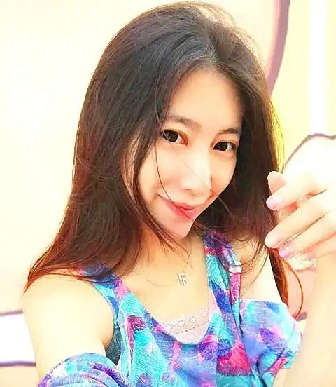 那时候的他曾谈过一个女孩子,也就是他的初恋女友余征瑶.