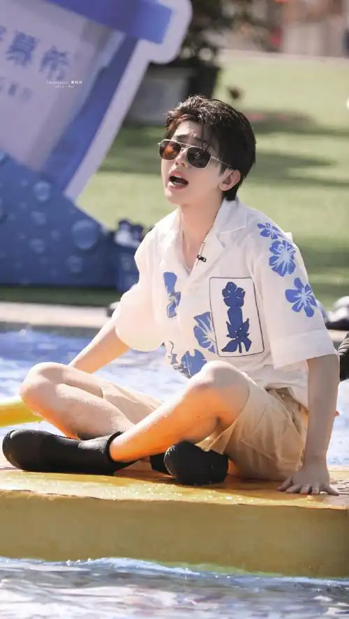 蔡徐坤在三亚穿羽绒服