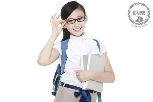 "咦,现在这样小的小朋友都开始戴眼镜了么"?