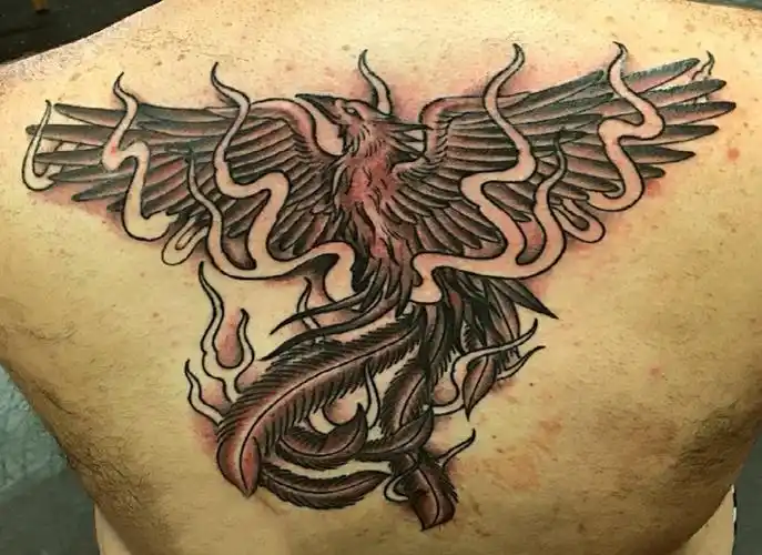 纹身凤凰男生背部凤凰纹身图片