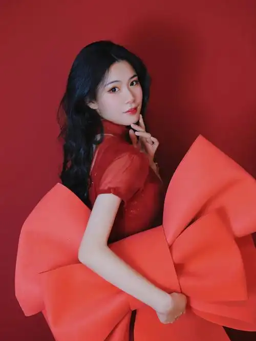 快过年了大街上的明星海报都换成红色系了你确定不来一组女明星同款