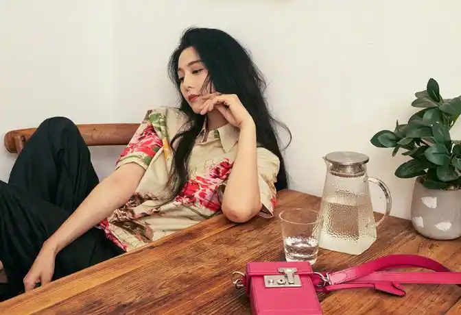 范冰冰生活照罕曝光穿黑色连衣裙累得走不动瘫坐路边休息真接地气