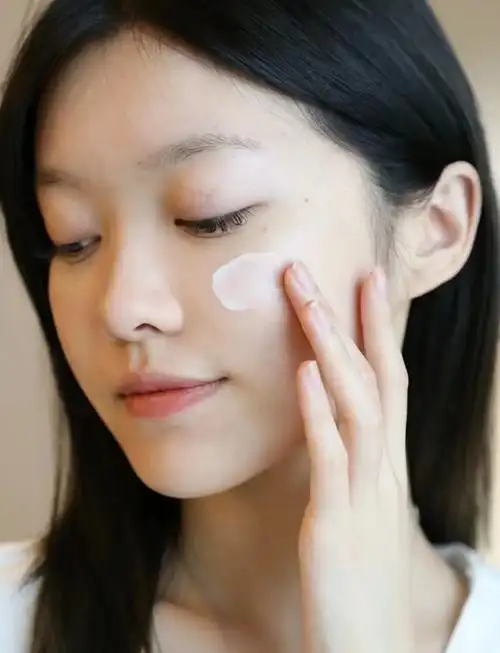 建议干皮的女人护肤时不要忘记涂面霜不仅保湿锁水还能抗老