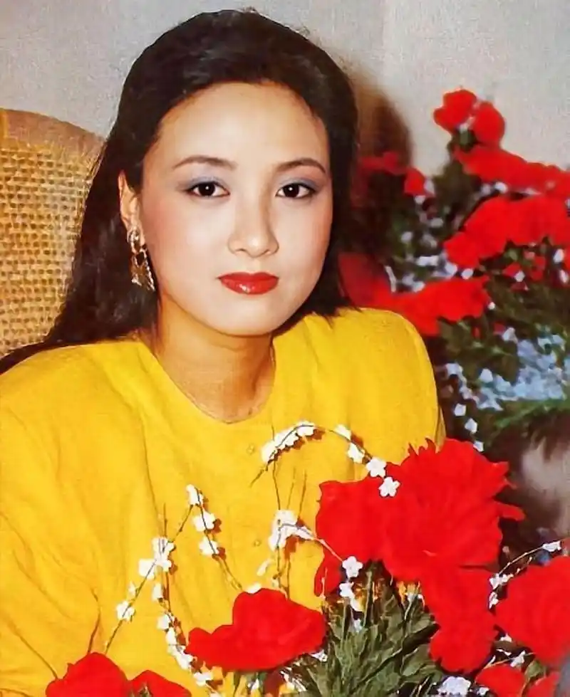 邓婕罕见老照片