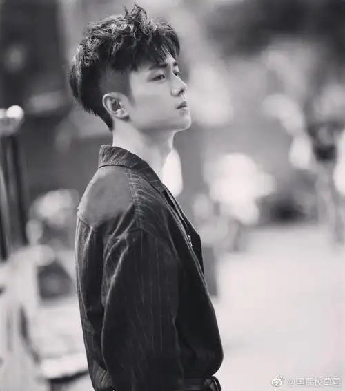 痞帅痞帅的男孩子