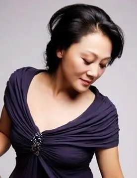 王姬尽管已经54岁了,到是素颜的王姬皮肤保养的还是非常的不错的,与小