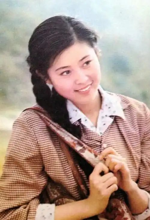 倪萍的坎坷人生,和她一生爱过的5个重要男人