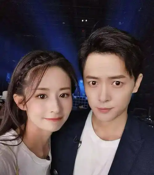 颖儿晒付辛博万元大礼,不料惹网友柠檬精上线:看来包老师录节目的钱到