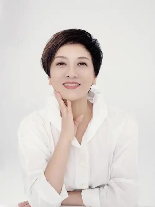 邓婕这次的发型终于弄对了,看着年轻不少还有气质,妆容也精致|蕾丝|穿