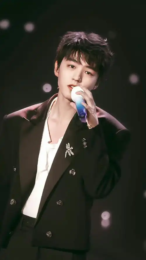 王俊凯新店开业,粉丝凌晨熬夜排队捧场惹争议_腾讯新闻