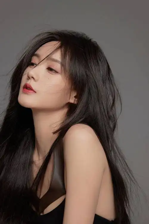 李一桐穿皮质吊带纯欲性感清冷气质电影感十足