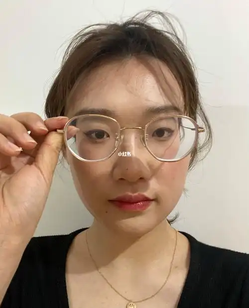 高度近视眼镜下的我和不戴眼镜的我