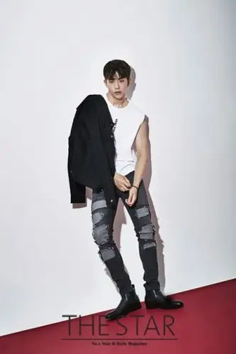 小鲜肉南柱赫敞衣秀腹肌变身性感阳刚男组图2