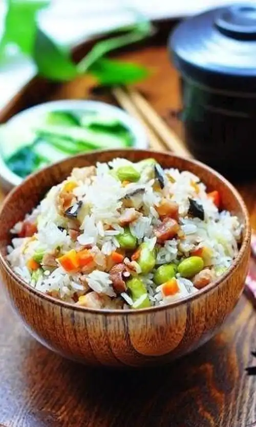 (电饭锅菜饭)1,将香菇切丁,青豆洗净,将胡萝卜切丁,广式腊肠切丁,白米