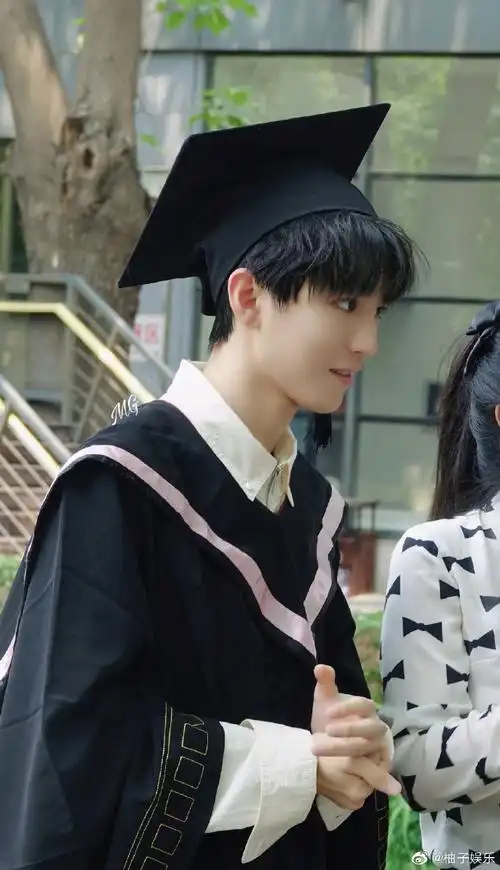 王俊凯毕业册签名