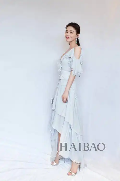 马思纯现身2018第21届上海国际电影节开幕式红毯