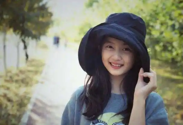 原创14岁黄多多好自律健身运动标准身材健美穿露背心大展火辣身材