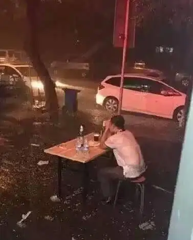 搞笑gif:大哥在雨中喝酒一定是有故事的人_爸爸