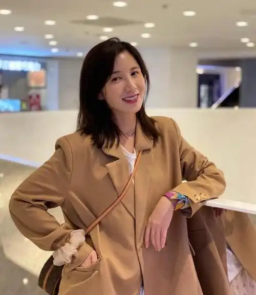 王雨馨自杀风波后晒美照,巧笑嫣然气质佳,已放下前任黄景瑜?