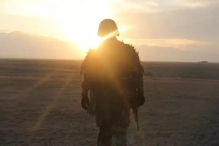 一组军人剪影带你看热血拼搏的少年